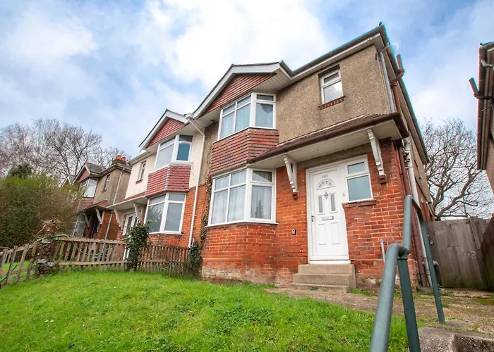 6 Beds In 4 Bedrooms House