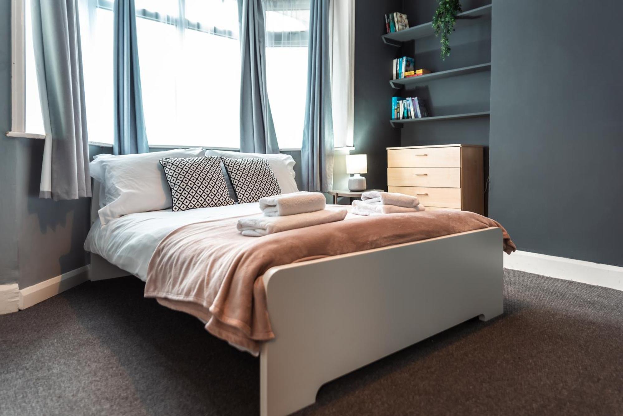 6 Beds In 4 Bedrooms House