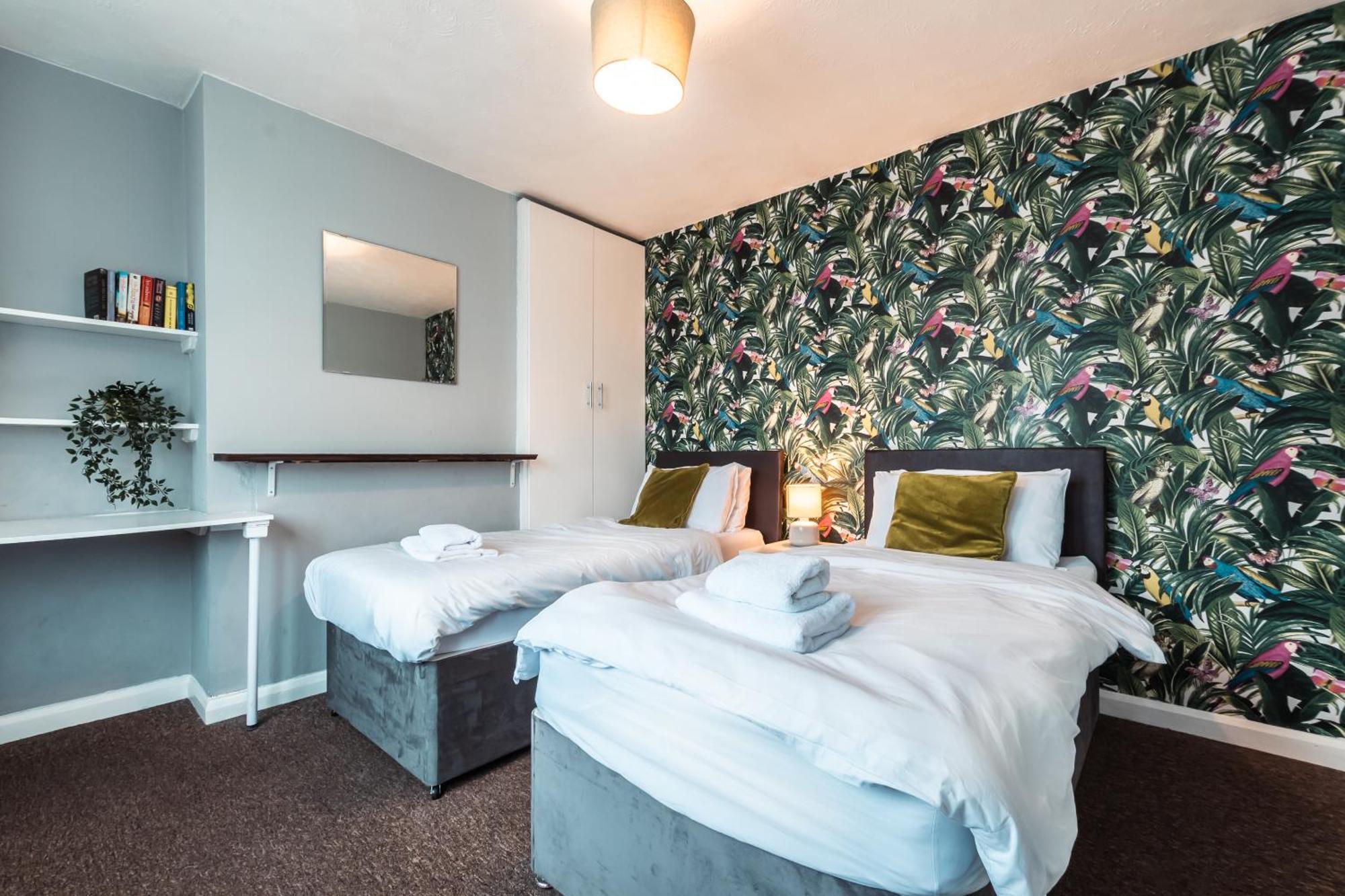 6 Beds In 4 Bedrooms House Southampton